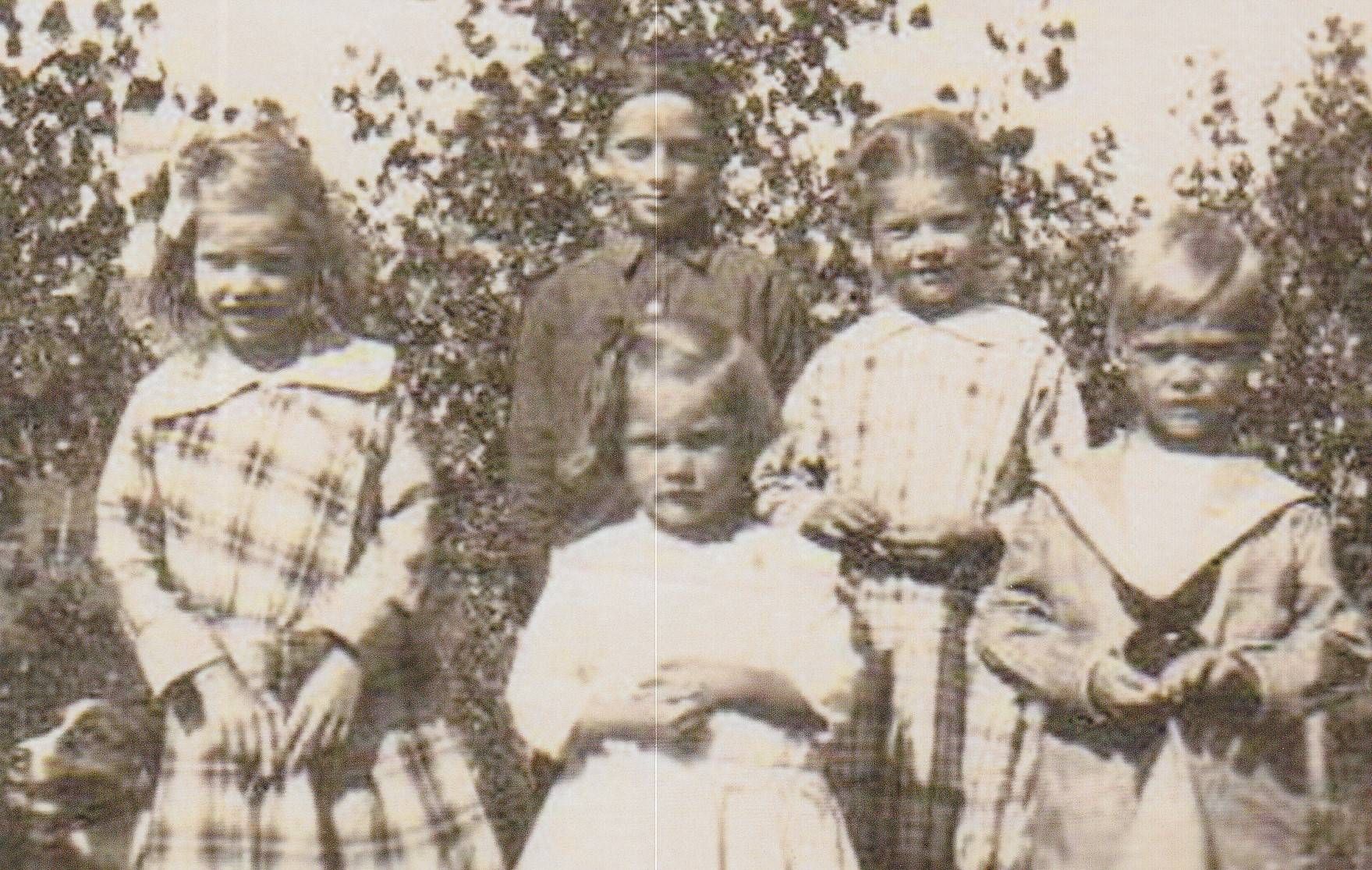 The McQuillen children in North Dakota, about 1920. Hellen is in the front.