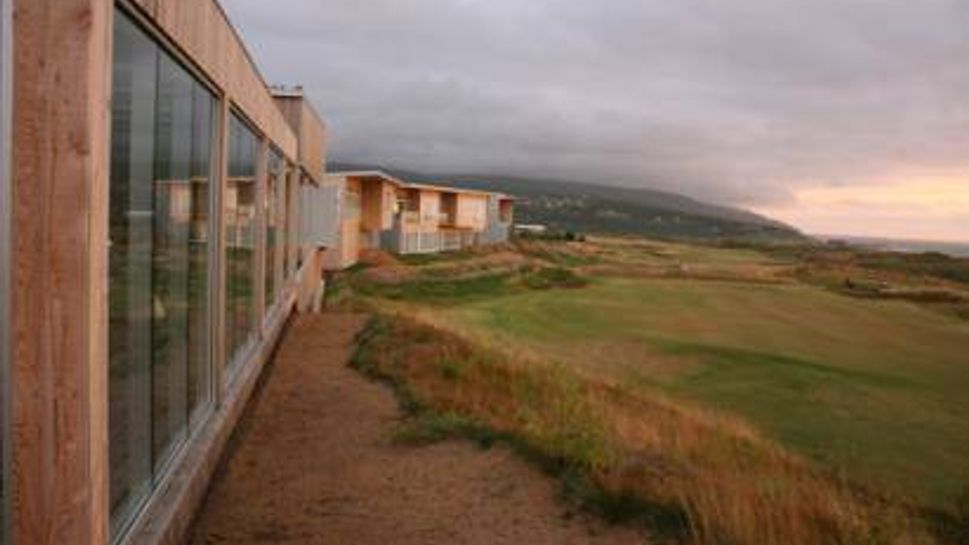 Restaurant and accommodations at Cabot Links