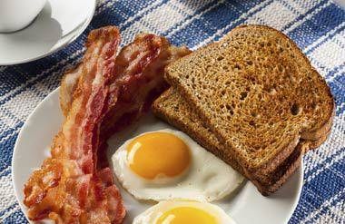 Bacon, eggs and toasts