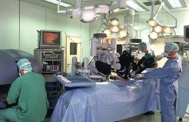 robotic machines help surgeons 