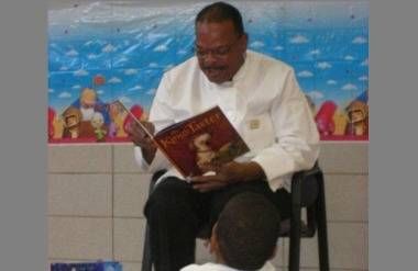 Volunteer Michael Burke reading to kids