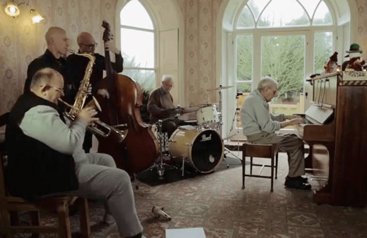 95-year-old jazz pianist plays with bandmates