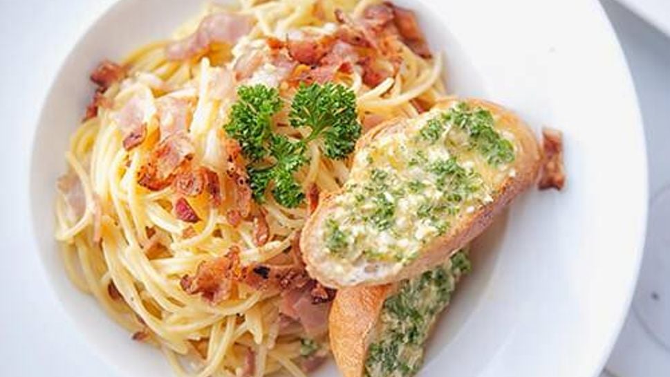 spaghetti with bacon and garlic bread