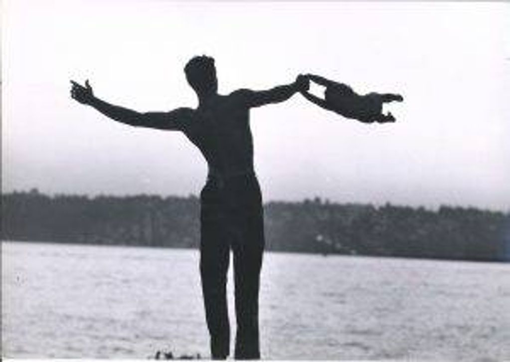 Jacques d’Amboise plays with his son Christopher on Mercer Island, Washington, in 1962