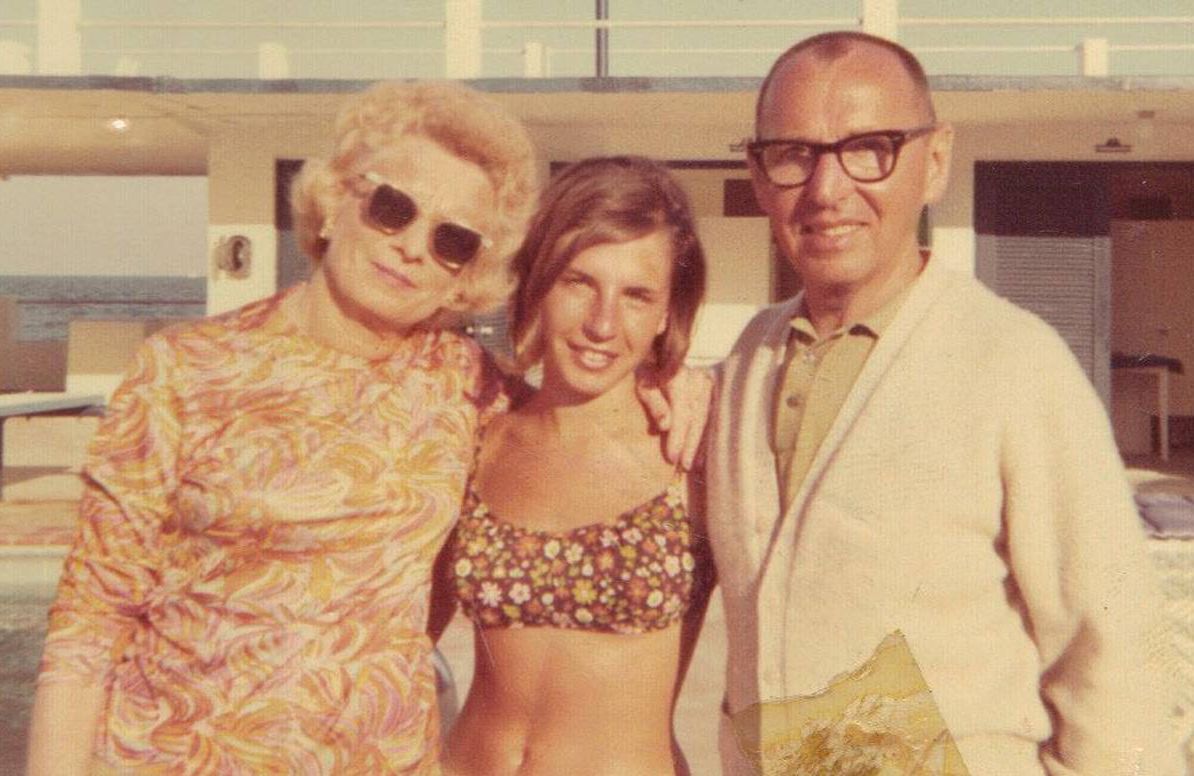 Nancy Davidoff Kelton, then 19, with her parents