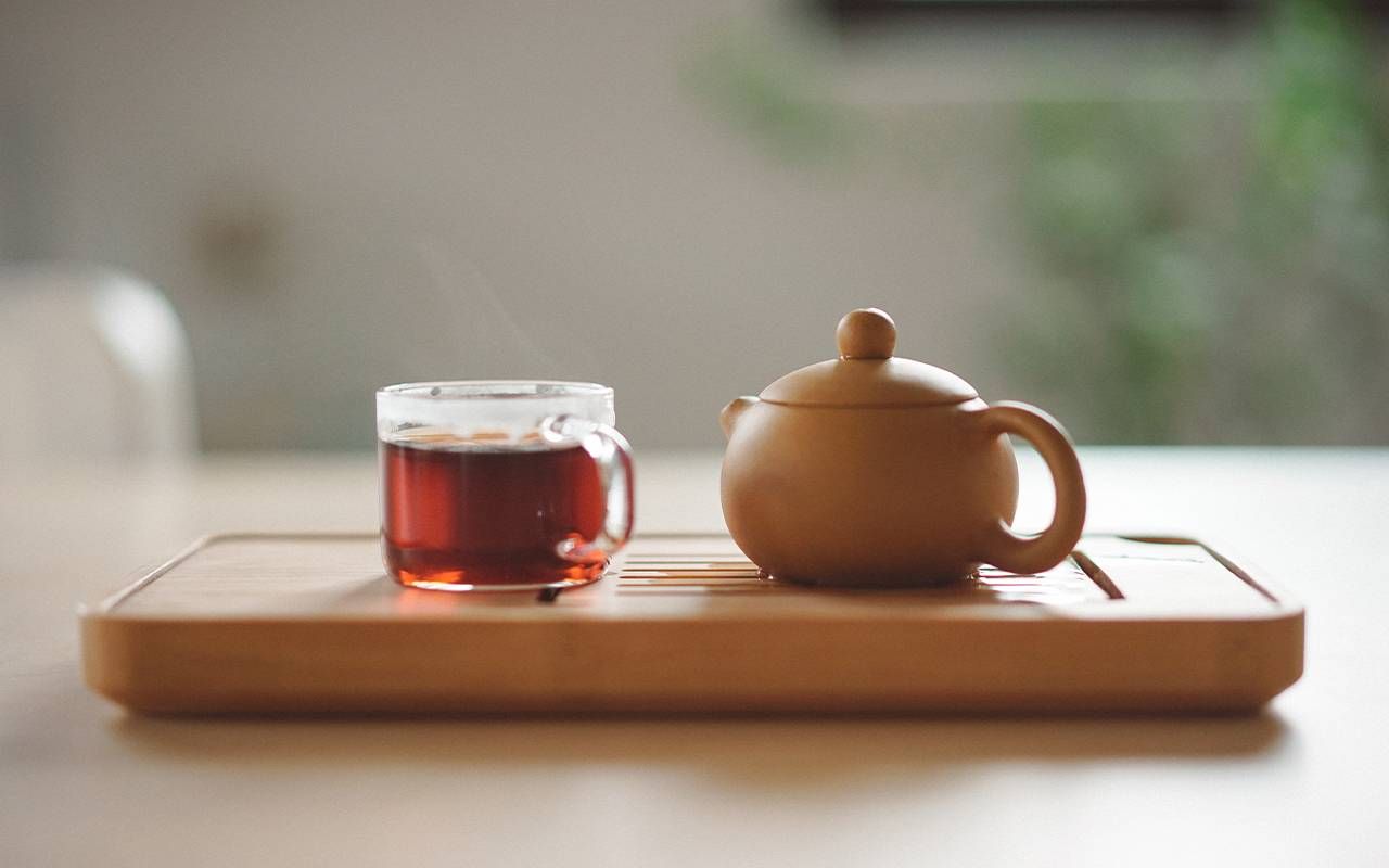 A cup of tea next to a teapot. Next Avenue, tea benefits