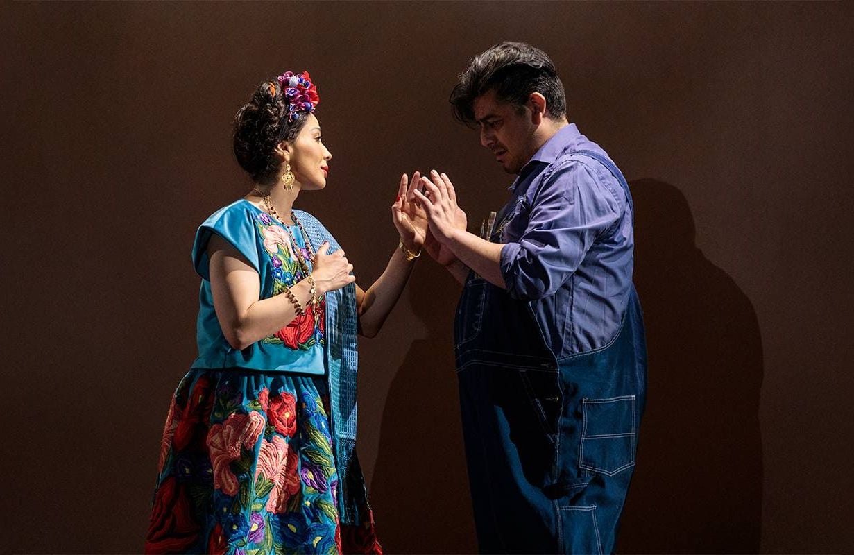 Still of two actors on stage. Next Avenue, El último sueño de Frida y Diego, Gabriela Lena Fra