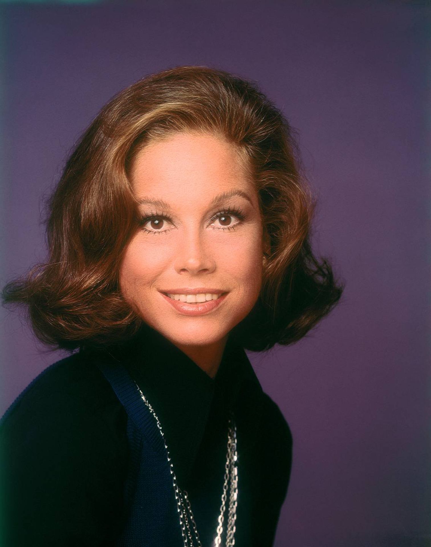 (Original Caption) Close-up of smiling actress Mary Tyler Moore who stars in the television series The Mary Tyler Moore Show, circa 1975.