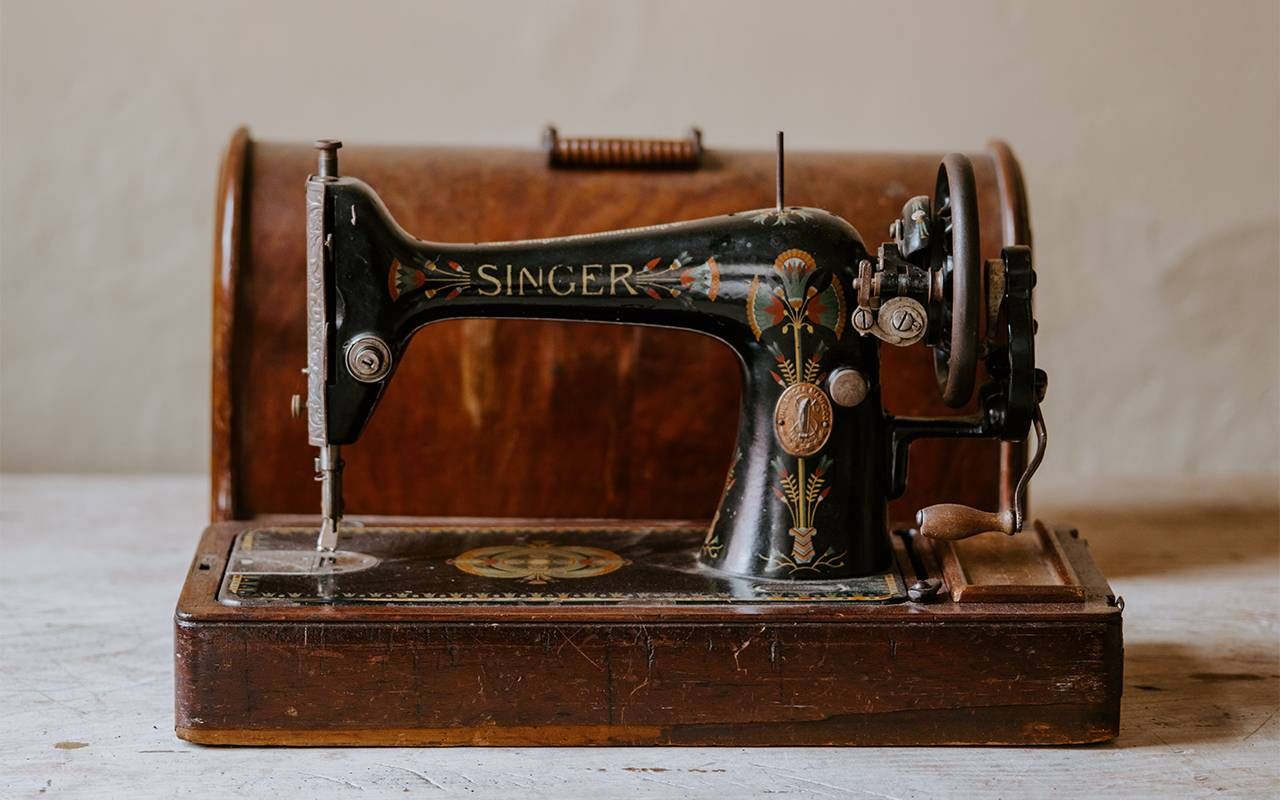 How to thread a vintage sewing machine - old singer sewing machine