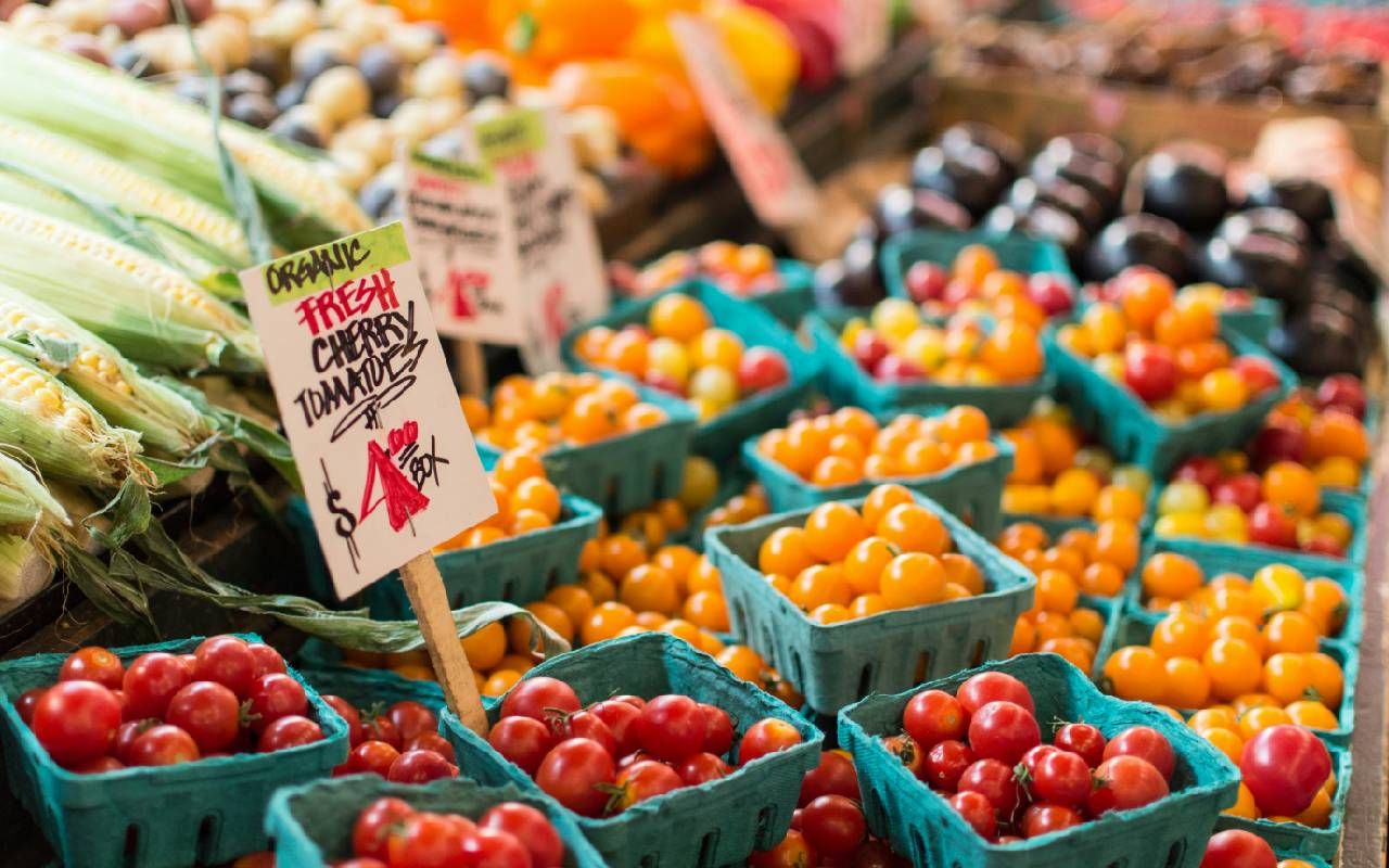 Cherry Tomatoes and other vegetables at a farmer's market stand. Next Avenue, planetary health diet, environmentalism, health, food