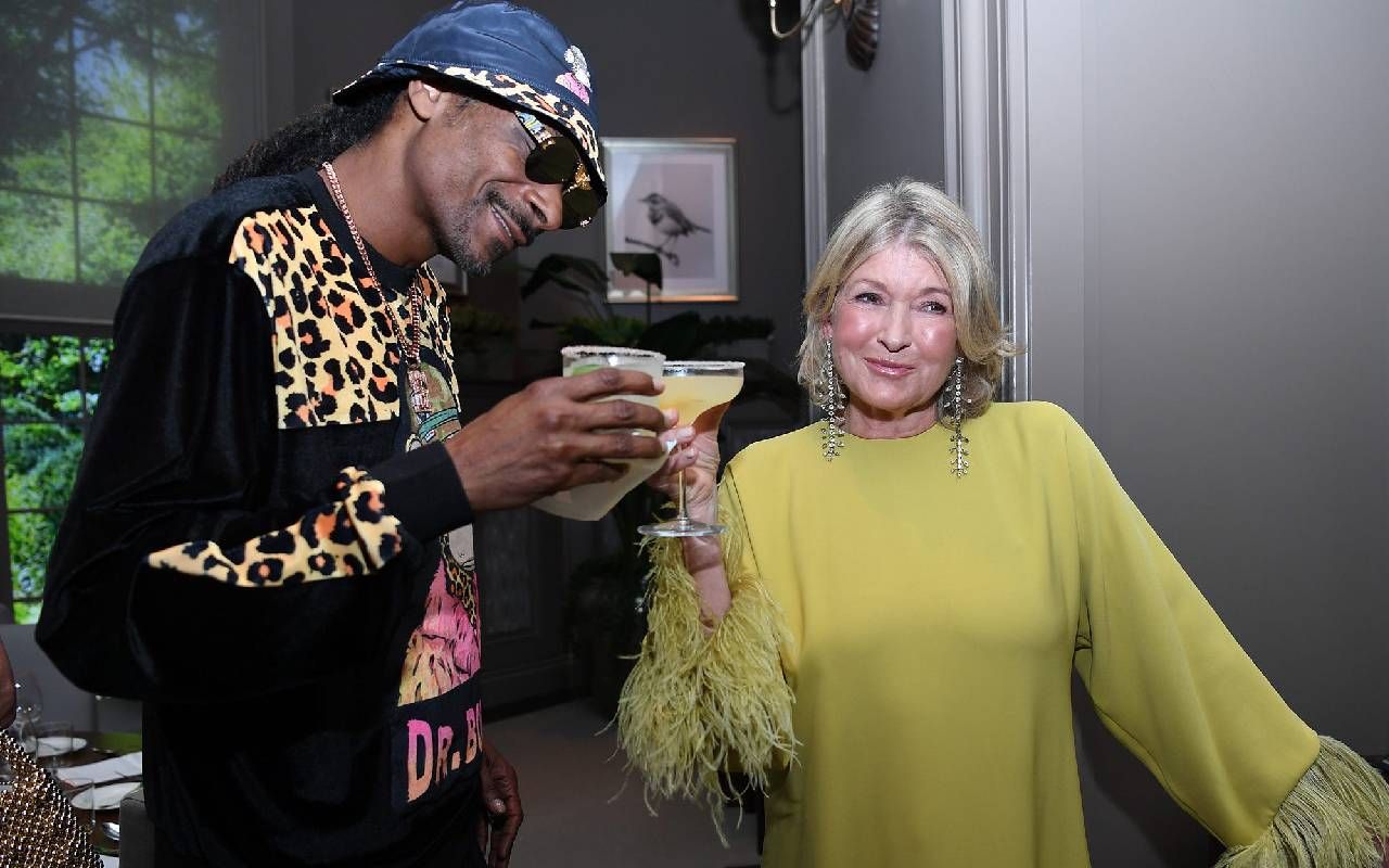 Snoop Dogg and Martha Stewart sharing a drink together. Next Avenue, unlikely friendships, intergenerational friendships
