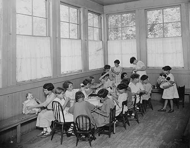 Girls with dolls at Emanuel Cohen House. Photo credit: Minnesota Historical Society.