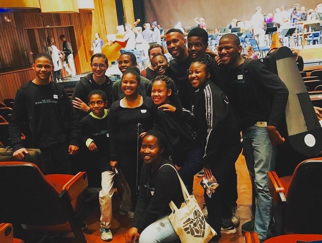Students from SANYO with Associate Conductor Roderick Cox at the University of Pretoria side-by-side rehearsal