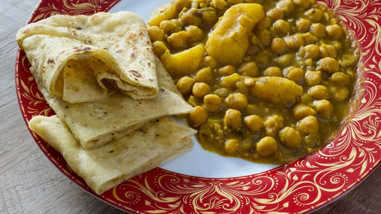 Dhalpourie Roti with Chana and Potato Curry
