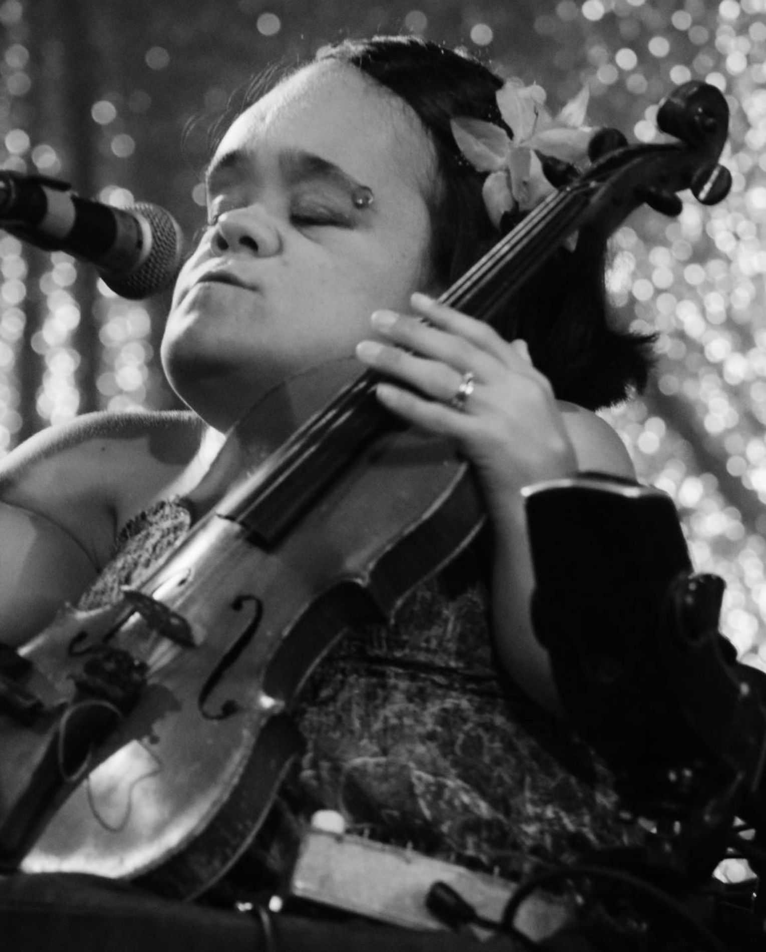 Gaelynn Lea performs. | Photo credit: Bartek Buczkowski